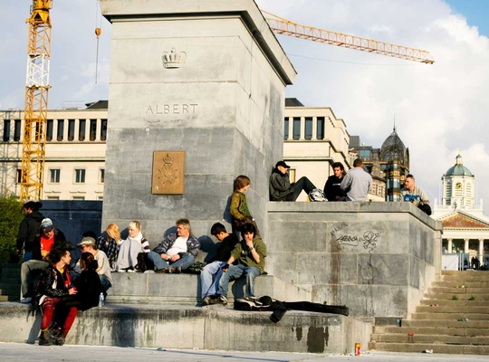 Groep jongeren in Brussel