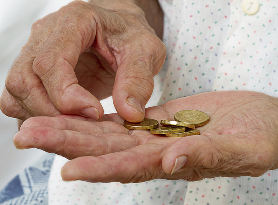 Les allocations sociales et les pensions les plus basses enfin revues à la hausse